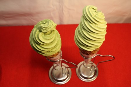 くしろ夕焼けのほうじ茶(100g)×4個と抹茶ソフト引換券2枚付き_お食事券 食事券 チケット 体験 体験型 お茶 スイーツ 北海道 釧路町 釧路超 特産品 _【1120248】