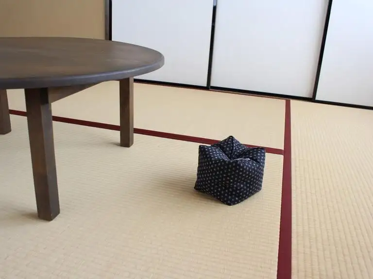 【 洛中高岡屋 】使い方がいろいろな寛ぎのアイテム さいころ枕（あられ黒）