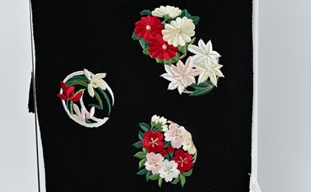 帯揚げ　黒地に赤・白・グリーンの花丸紋の刺繍　帯上げ　着物に 織物 ファッション 和装 式 篠原縫製