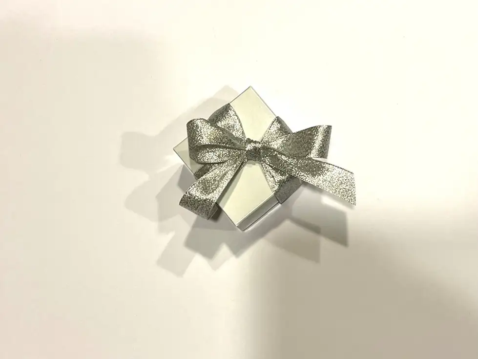 大粒スワロフスキークリスタルのスクエアブローチ（アイボリー系デライト）