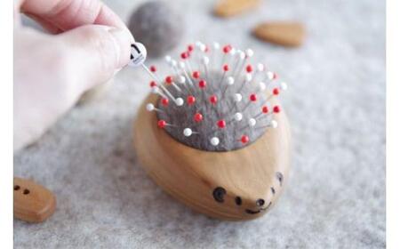 飛騨の山桜で作った『ハリネズミの羊毛ピンクッション』| 針山 はり山 ハリネズミ はりねずみ 天然木 飛騨産 山桜材 裁縫道具 裁縫 ハンドメイド 木工 木製品 シンプル 飛騨高山 ファニチャースタジオnoco JK001