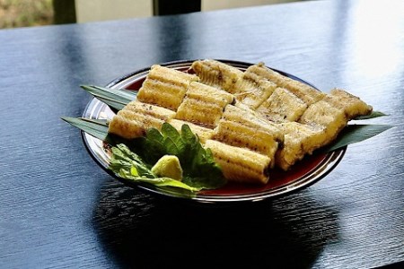 活きを開いてすぐ発送♪生うなぎ開き2本(約350g)ご家庭で蒲焼、白焼きに！・K187-13