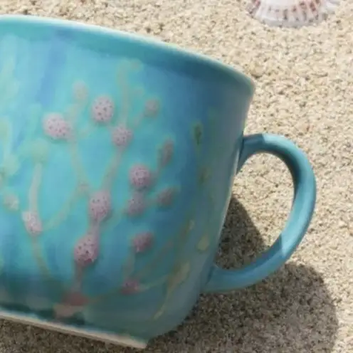 【datta.沖縄南の島陶芸工房】珊瑚カップ 青色x純白（ペアセット）