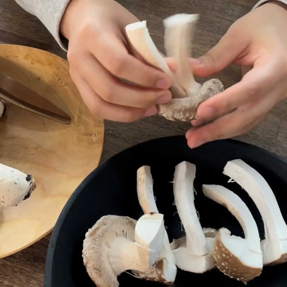 【2026年9月以降発送】 原木 生しいたけ 1kg/200g×5 椎茸 シイタケ 北海道 [AXAI001]