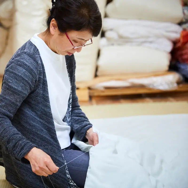 肌掛けふとん／「京都の手作り布団」近江手引き真綿シルク100％使用　肌掛ふとん　500g （カバー付「タンポポ」）　天然繊維　手作り　近江手引き真綿　肌掛ふとん