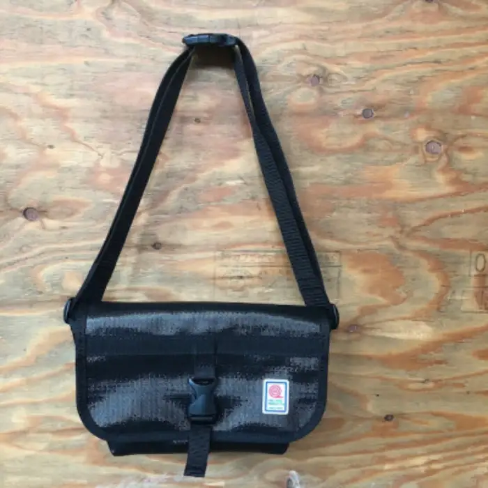 ボディバッグ ブラック(M) (パイピングカラー:黒) FIRE HOSE PRODUCTS [11-57K]