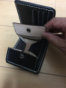本革フルカービング二つ折り財布 (a70-004)