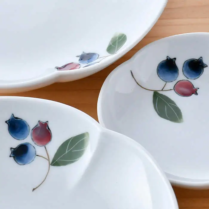 【波佐見焼】ブルーベリー 花型 プレート 大小 ペア セット 食器 皿 【松幸陶芸】 [HB48] 波佐見焼