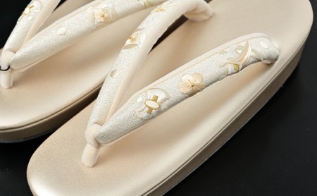 ぞうり　草履　シャンパンゴールドの台　七宝と宝尽くしの花緒　Lサイズ　お着物に　きもの 和装 履物 24.5センチ 疲れにくい 入学 卒業 結婚式 式典 セレモニ 篠原縫製