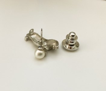 1187 アコヤ真珠SILVERタックブローチ ミニチュアダックス　アコヤ真珠 シルバーブローチ ミニチュアダックス 犬好き 犬 動物 高品質 国産 かわいい フォーマル カジュアル おしゃれ レディース パール 伊勢志摩