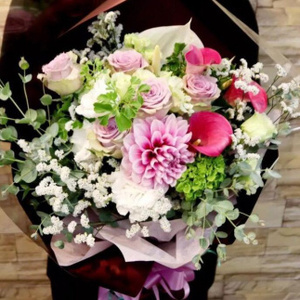 季節の花束 Mサイズ 3回 定期便 3ヶ月 ブーケ 花 生花 フラワー ギフト プレゼント 贈り物 お祝い 記念日 誕生日 母の日 敬老の日 インテリア 雑貨 飾り おしゃれ 華やか かわいい 季節の花 アレンジメント 癒し 空間 玄関 岩手県 盛岡市 東北 岩手 盛岡 有限会社田村フローリスト