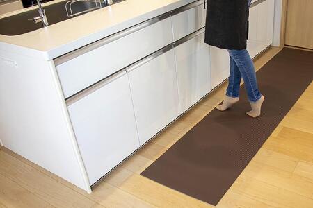 洗濯いらず、ずれない、抗菌 のふく楽 キッチンマット(・キッチンマット×1枚 ・サイズ:長さ180cm 幅50cm 厚み5mm ・カラー:ダークブラウン)