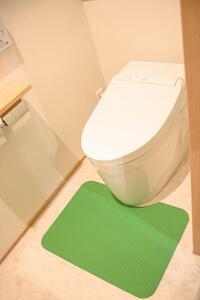 洗濯いらず、ずれない、抗菌 のふく楽 トイレマット（・トイレマット×1枚 ・サイズ：長さ48cm 幅65cm 厚み5mm ・カラー：ライトグリーン）