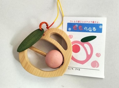 木のおもちゃ ももラトル