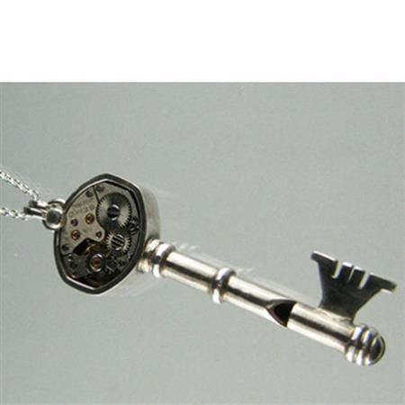 銀の笛 鍵だけど笛 メカニカルな手巻時計モチーフ ペンダント ホイッスル チェーン付き シルバー92[配送不可地域:沖縄県]