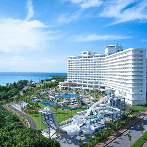 除外日有＜グランドメルキュール沖縄残波岬リゾート＞ジュニアスイート（和洋室）夕朝食付きペア宿泊券 〇 沖縄 読谷村 期間限定 青い海 西海岸 灯台 ビーチ オーシャンビュー 広め 家族旅行 食事付き フリーフロー 屋外プール ウォータースライダー 県内初 県内最大級 ランチ無し 76平米 大浴場