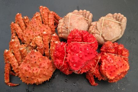 【北海道根室産】本タラバガニ2尾、花咲ガニ2尾、毛ガニ2尾(3種計2.6kg前後) D-57045