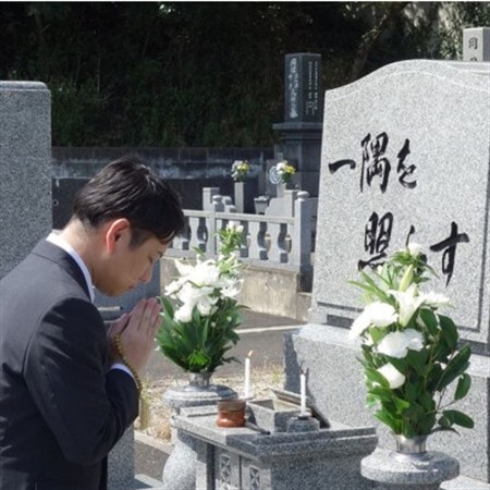 【水巻町のお墓が対象】お墓参り代行サービス(1回)仏花・写真報告書付き【1371326】