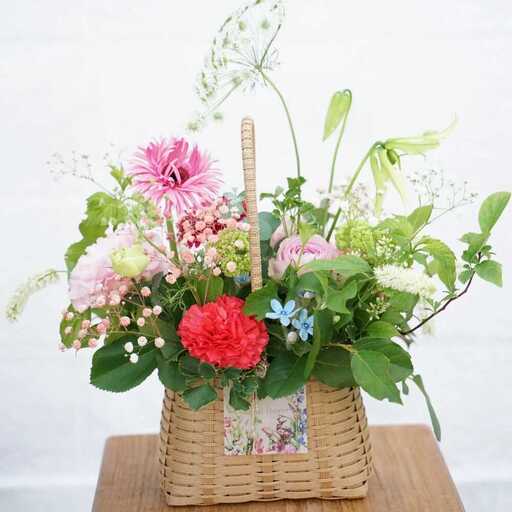 【6回定期便】季節の生花バスケットフラワーM / お花 フラワー アレンジメント バスケットフラワー そのまま飾れる 作家 手作り カゴバッグ 旬の生花 定期便 ナチュラル インテリア お祝い 高知市【株式会社tomoni】[ATCG054]
