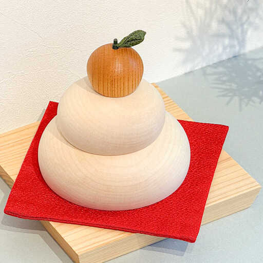 【もっちり鏡餅】天然木の木製かがみもち(赤敷布) お正月 飾り 鏡もち　日田市 / 合同会社ウッドアート楽[ARDN042]