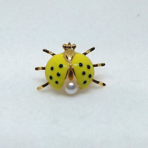 2110 真珠ピンブローチ・てんとう虫(黄色)(淡水本真珠・ボタン) 贈り物 かわいい カジュアル オシャレ クリスマスプレゼント アクセサリー