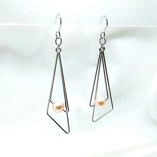 2195 真珠ピアス・ダブルトライアングルR（淡水本真珠・オレンジ） 贈り物 かわいい カジュアル アクセサリー オシャレ クリスマスプレゼント