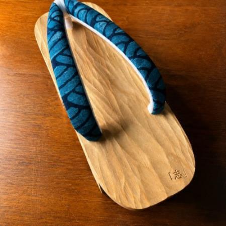 郡上踊り　踊り下駄　槍鉋(やりかんな)下駄　女性用Sサイズ　鼻緒/青海葉　青【1770554】
