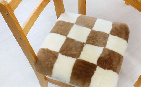 奈良 (株)マスダ製 ムートン座布団 チェック柄 ブラウン 40cm×40cm／ ムートン 羊毛皮 羊毛 スプリングラム 100％使用 座布団 ラグ インテリア オールシーズン 通年 贈り物 プレゼント 誕生日 記念日 株式会社マスダ 奈良県 宇陀市 ふるさと納税 | ムートン 座布団 ムートン 座布団 ムートン 座布団
