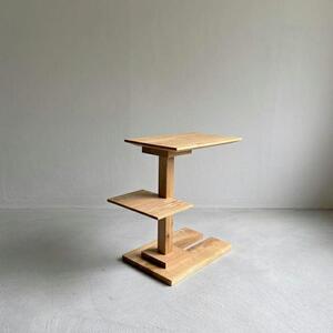 オーク無垢材で造られたサイドテーブル（便利な中棚付）