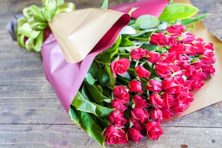 [圧巻の50本]真っ赤なバラの花束
