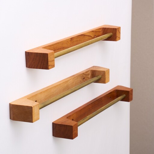 木の存在感がある「タオルかけ」（材料：職人おまかせ）【GOOD WOOD WORKS】_HA0431