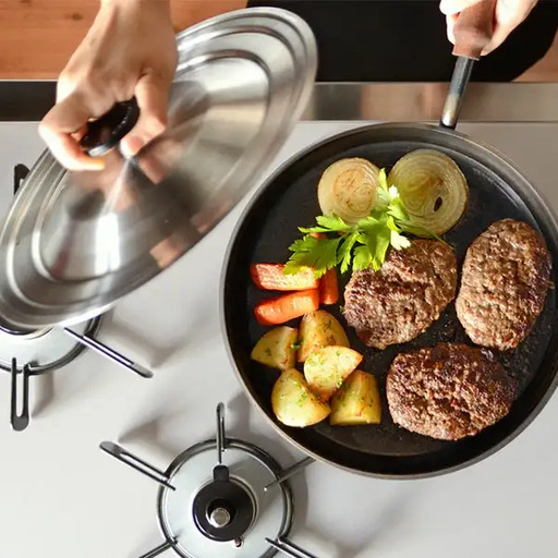 [大人の鉄板] 4.5mmの厚みが肉の旨みを引き出す フライパン26cm 蓋付き