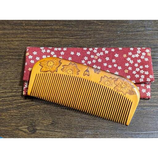 つげ櫛の櫛留商店　本つげ材焼絵櫛（すす櫛細歯）袋付　※約９．８cm
