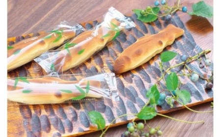 熊野川鮎 12個入り 鮎を典雅にかたちどった銘菓 詰め合わせ 焼き菓子 菓子 お菓子 ギフト[fks103A]