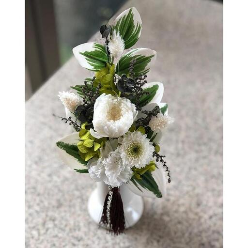 静謐な心を届けるお供え花 プリザーブドフラワー・静花（クリアケース入り）　ホワイト×グリーン