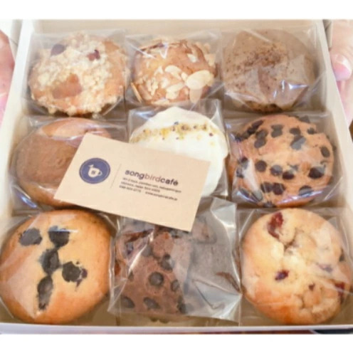 ＜songbird cafe＞マフィン１２個セット 〇 焼き菓子 読谷村 沖縄 小麦粉使用 カフェ 季節のオススメ スイーツ 地場産品 詰め合わせ お楽しみ 焼き立て チルド配送 人気商品 手作り ナッツ使用 バター使用 卵使用
