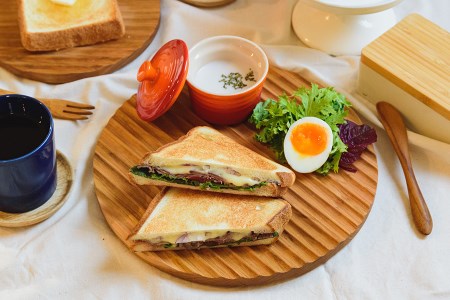 皿 トーストを美味しく食べる木のパン皿（波乗りパン皿）サイズ270《直径270×厚み18（mm）》天然木 山桜 亜麻仁油 食器用洗剤OK
