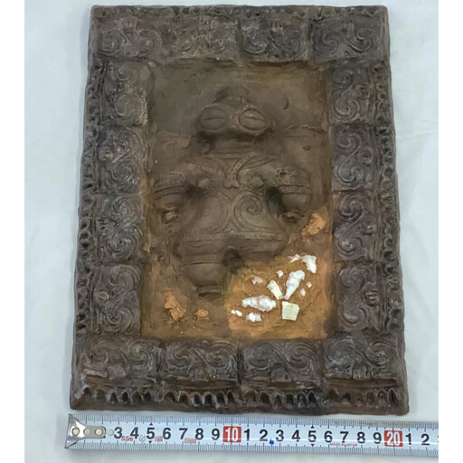 縄文発掘レリーフ　遮光器土偶（片足）