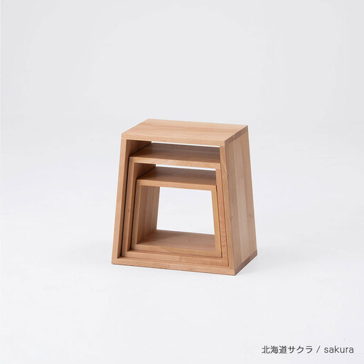 旭川家具 コサイン ネストスツール 北海道サクラ [ 旭川家具 北海道 旭川市 木製 家具 スツール 踏み台 飾り棚 レイアウト自由 サイドテーブル 伝統技法 頑丈 本棚 小テーブル コンパクト ソファーテーブル 選べる樹種 シンプル ナチュラル 手作り 北欧 おしゃれ 天然木 無垢 ]_01285