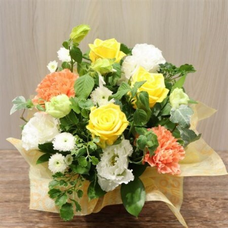 【イエロー・オレンジ系:バラ、カーネーション+季節のお花】生花アレンジメント【配送不可地域：離島】【1379556】