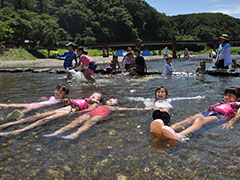 豊かな自然に囲まれた水辺のスポット