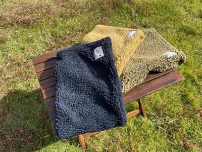 赤外線を吸収して暖かくなる難燃ボアのスライバーニットネックウォーマー_キャメル[G0510]