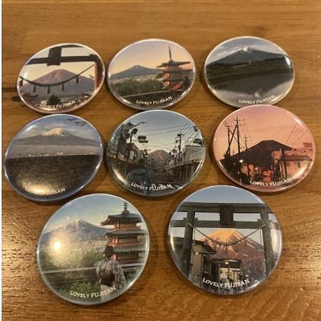 課題解決型地域活性化富士山オリジナルアイテム 缶バッジ8個・スタンド1個・キーホルダー1個[配送不可地域:離島]