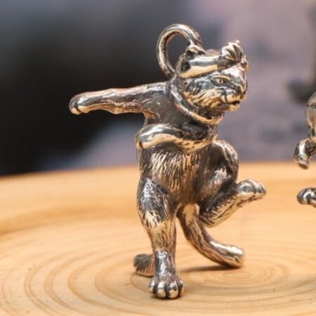 【和の彩 wanoiro】銀製『鉢巻を締めて踊る猫又』妖怪もののけ根付ジュエリー 659-860【配送不可地域：離島・沖縄県】【1490345】
