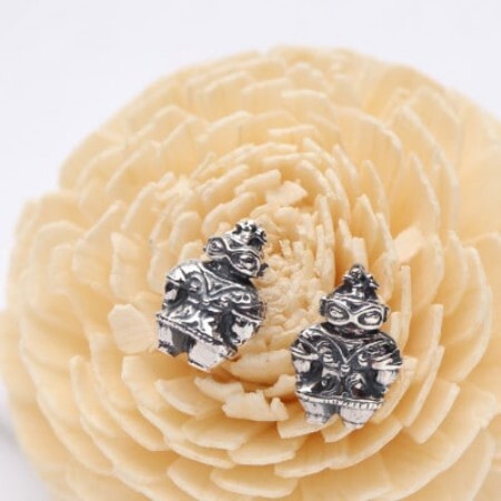 縄文の神秘を身にまとうSV925製コメ遮光器土偶ピアス 700-083[配送不可地域:離島・沖縄県]