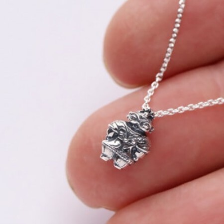 縄文の神秘を身にまとうSV925製 コメ遮光器土偶ネックレス 700-085[配送不可地域:離島・沖縄県]