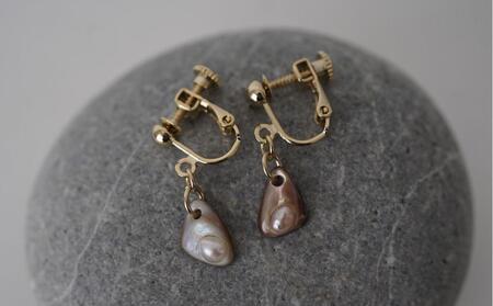 琵琶パールと池蝶貝のイヤリング(THE SHELL with BIWAPearl)