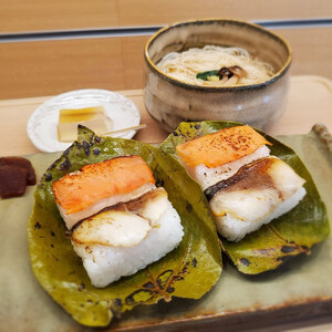 [Cafe & Bar まほら]炙り柿の葉寿司セットと柿ジェラート(1名様ご利用分)