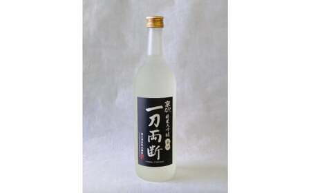 京ひな 一刀両断 純米大吟醸 辛口 720ml 酒 さけ お酒 日本酒 清酒 瓶 常温 愛媛県[えひめの町(超)推し!(内子町)](405-1)