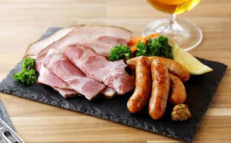 ビールによく合うセット (城川七味ベーコンミニ ・ パストラミスライス ・ 城川ガーリックベーコンミニ ・ ペッパーウインナー ・ やわらかいサラミ) ベーコン パストラミ ウインナー サラミ セット 豚肉 豚 ポーク 牛肉 牛 お肉 肉 グルメ おつまみ 愛媛県 冷蔵 (909)